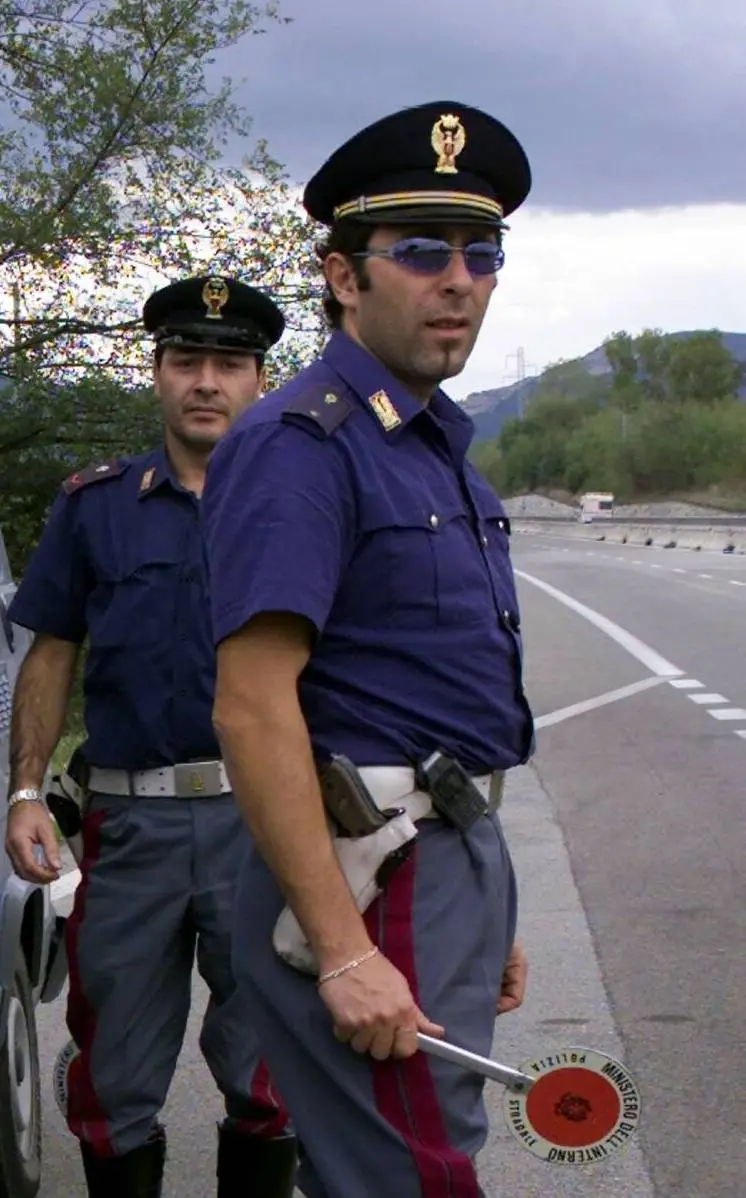 Fermo, tenta la fuga ma si schianta: aveva cocaina e soldi