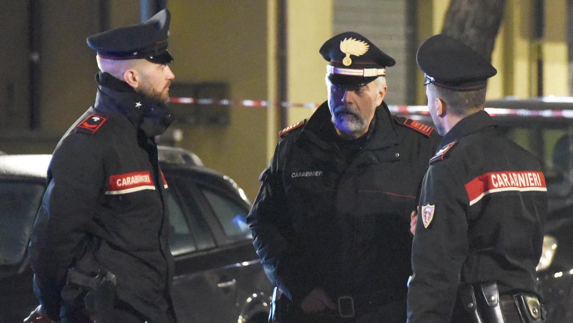 Accoltellatore ucciso dal carabiniere, polvere da sparo sui vestiti: “Colpito a distanza ravvicinata”