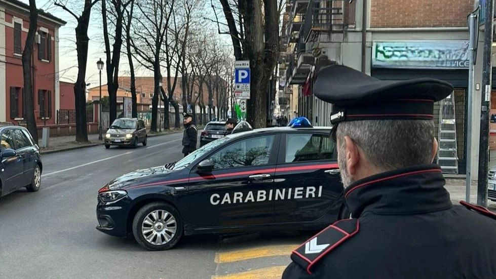 Aggressione in stazione. Sferra un pugno al petto per strappargli la catenina