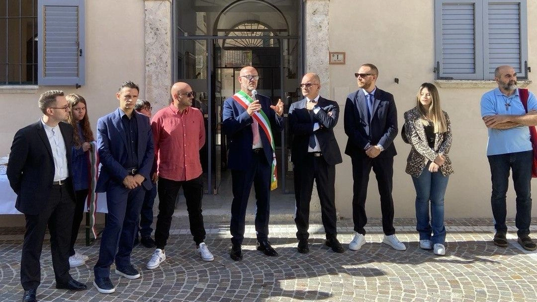 Il sindaco Cardilli all’inaugurazione nell’ex palazzo comunale restaurato: "Non ci sono case in vendita". Castelli: "C’è grande collaborazione".