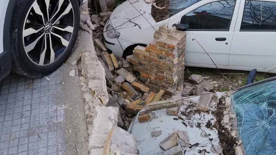 Il muro sgretolato. dopo il tamponamento e i danni alle altre auto parcheggiate sotto