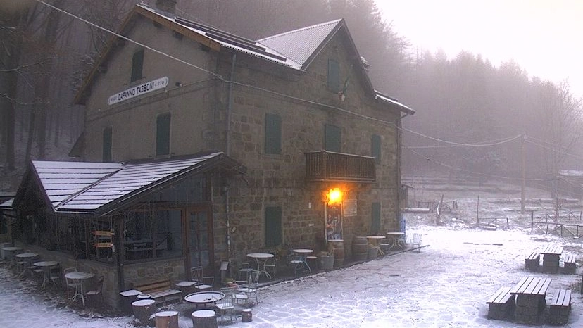 Il rifugio Capanno Tassoni in provincia di Modena. La neve lo rende un luogo senza tempo, potrebbe essere l'ambientazione perfetta per una fiaba di Andersen