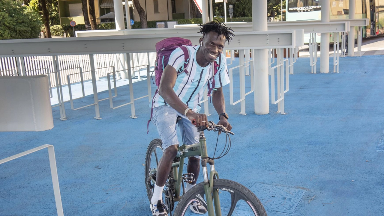 Un ragazzo in bicicletta nella nuova velostazione (foto Tedioli)