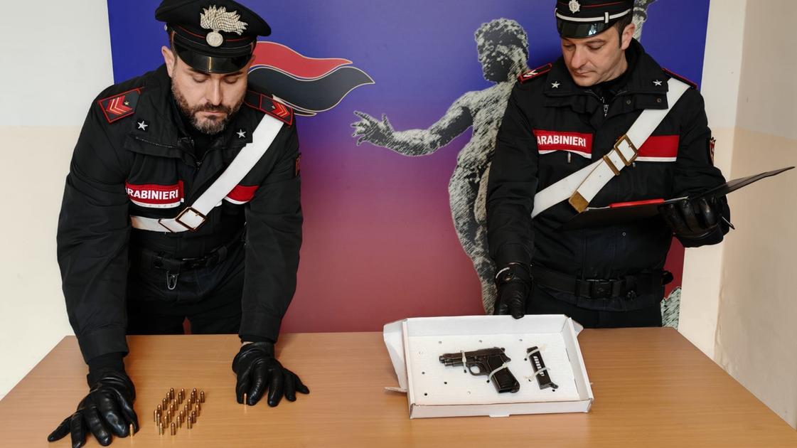 Minaccia la ex moglie con una pistola (clandestina): arrestato