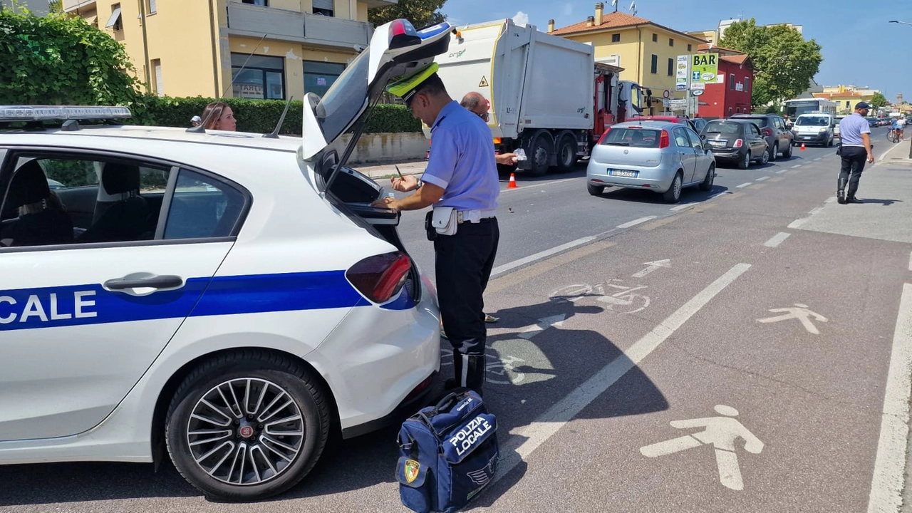 Incidente in via Pisacane a Fano: quattro auto coinvolte per un tamponamento a catena