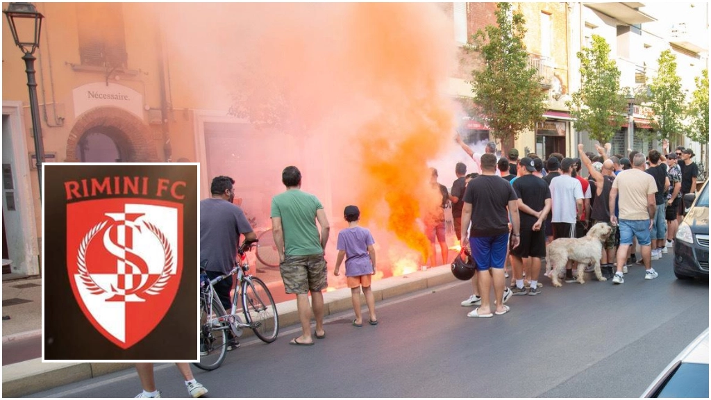 Una protesta ‘fumosa’ e rumorosa contro il nuovo stemma del Rimini da parte dei tifosi
