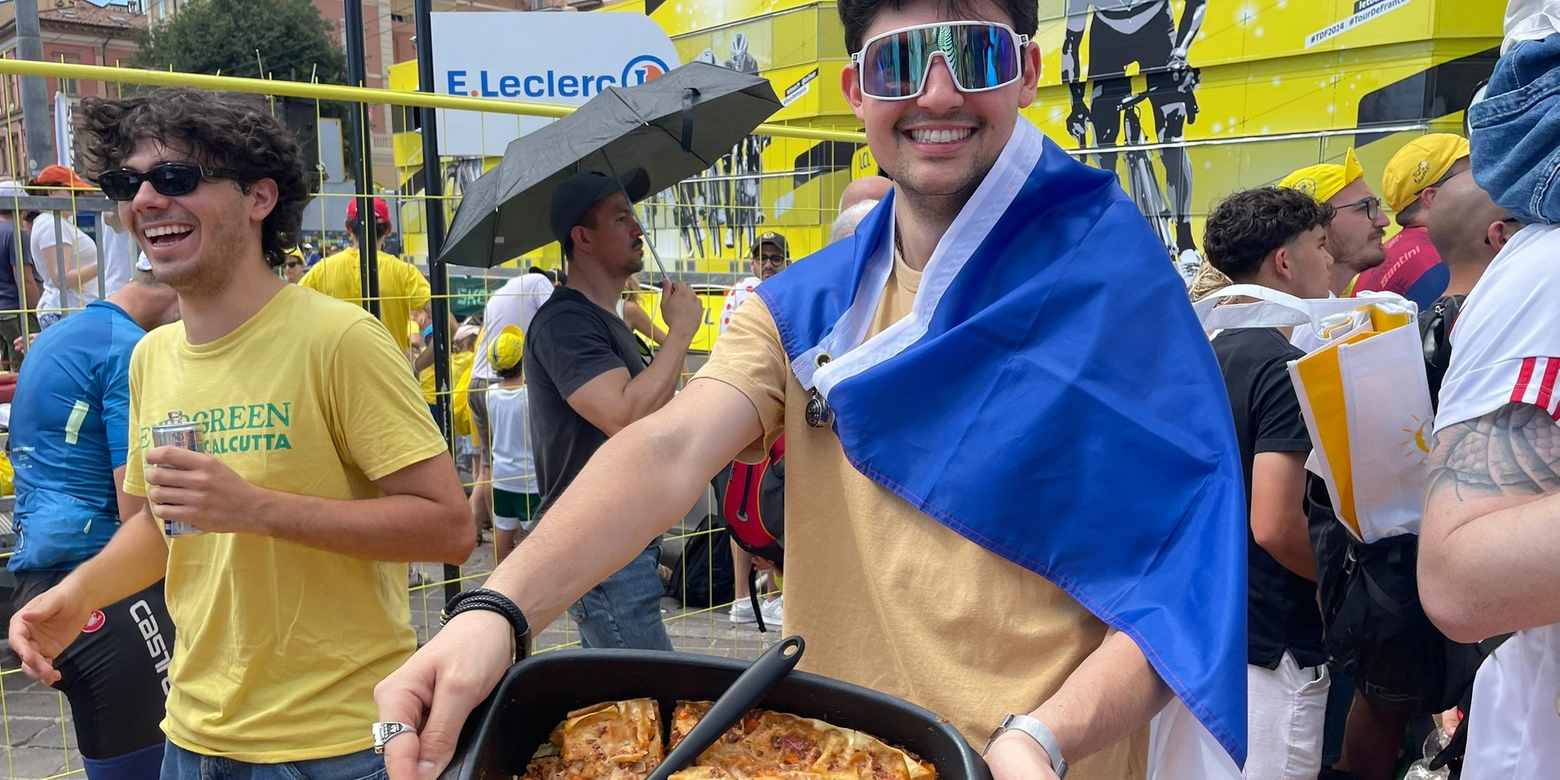 Nicolas, studente francese a Bologna, indossa il 'suo' tricolore e offre lasagne