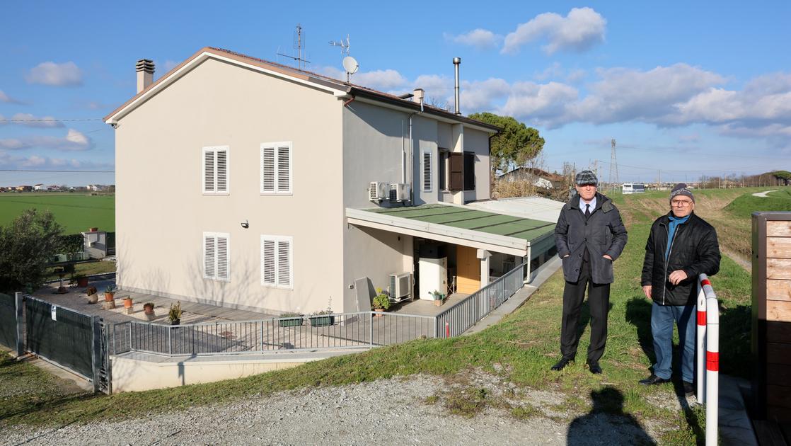 Protesta contro il ponte: “Costruito a ridosso di casa mia, tutti quelli che passano mi guardano”