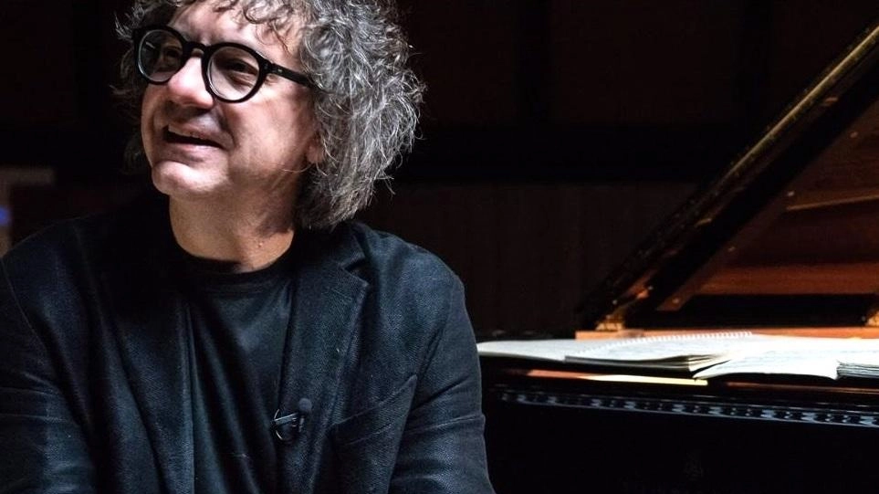 Il concerto 'Lumia - Invito al volo' con Remo Anzovino al teatro romano di Piane di Falerone offre un'esperienza multisensoriale unica, con migliaia di candele e suoni di pianoforte, trasportando il pubblico in un viaggio emozionale e suggestivo.