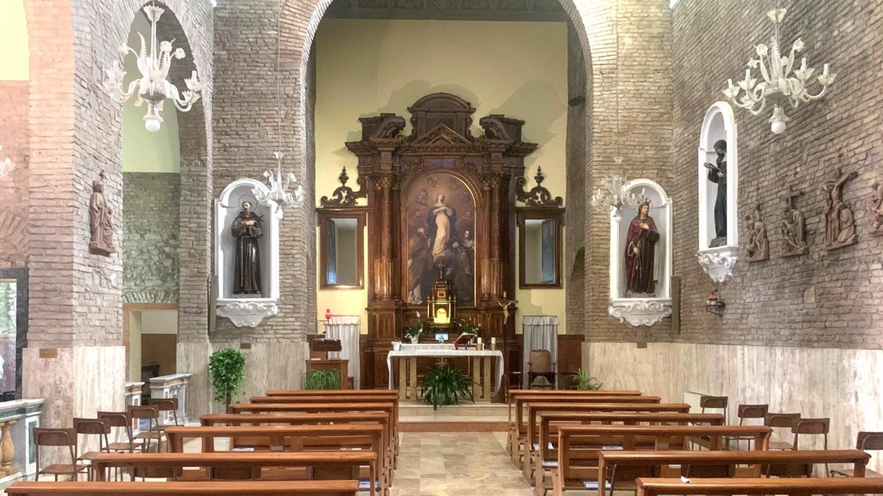 L’interno della chiesa dei Cappuccini di Cesenatico