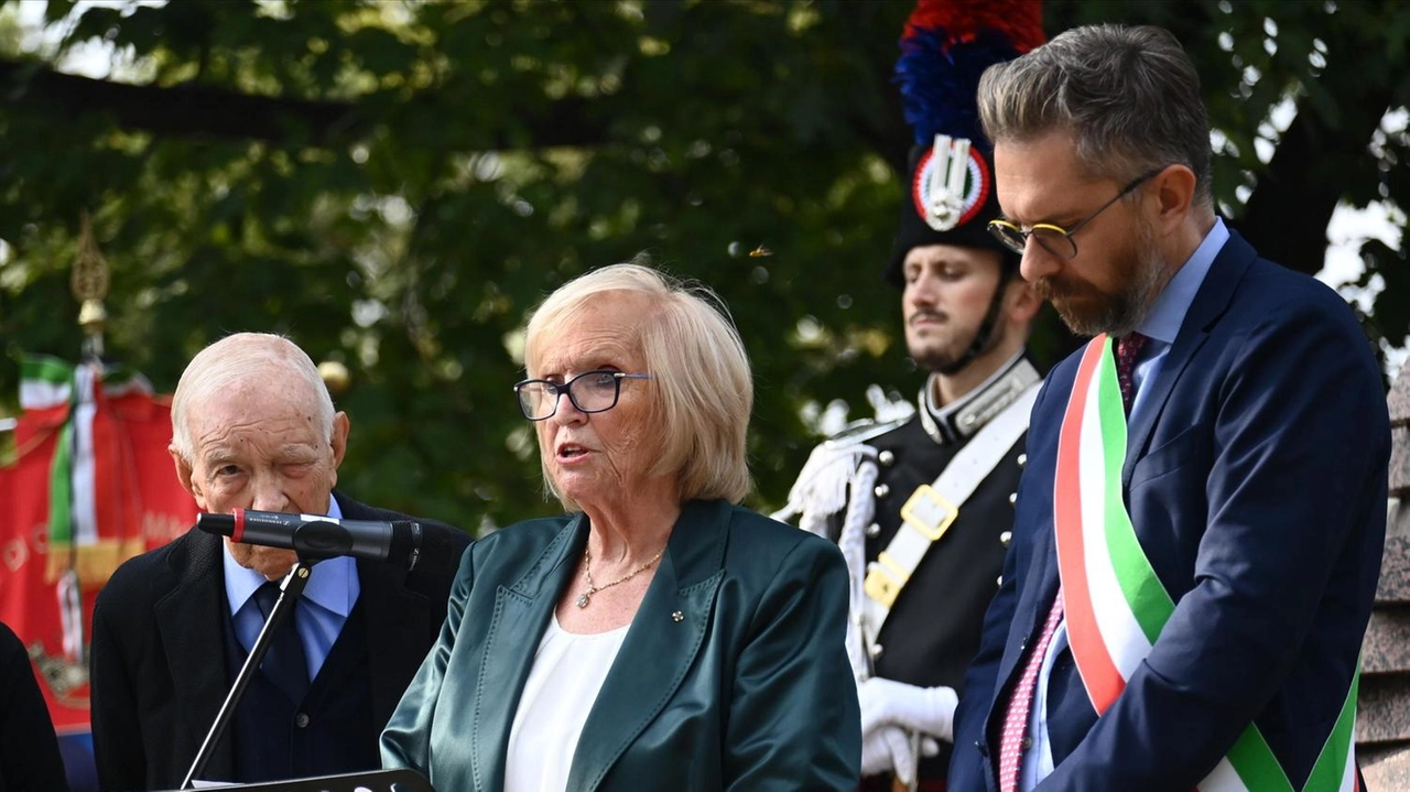 Rosanna Zecchi assieme al sindaco Matteo Lepore durante una commemorazione