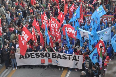 Sciopero generale e corteo a Bologna, Zuppi: “La sicurezza sul lavoro è un dovere”. Cgil: “Suviana, questi sono morti di appalto”