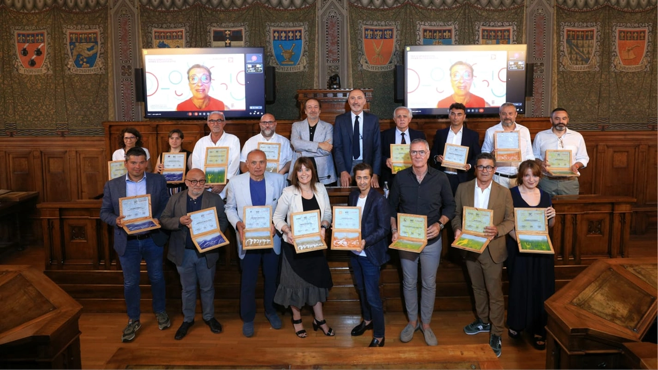 La premiazione in Camera di Commercio delle cooperative più longeve: la targa per i primi 140 anni della coop Risanamento