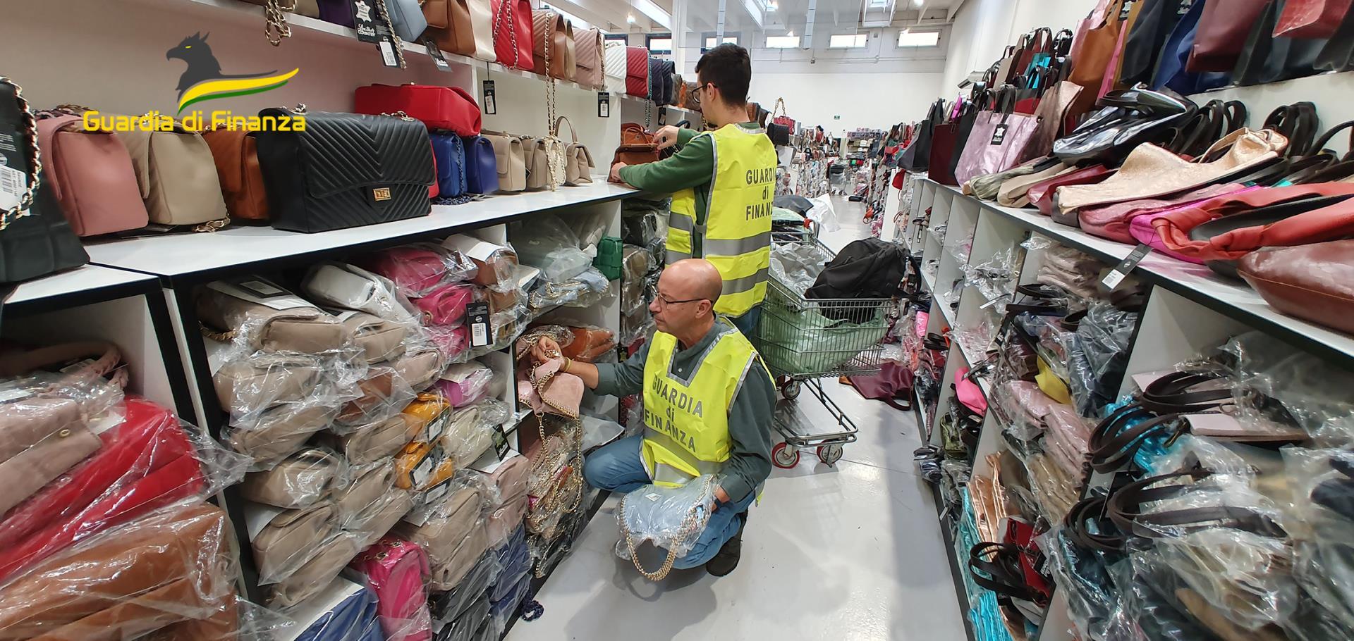 Borse, cinture e foulard contraffatti in vendita a Bologna, denunciato il titolare dell