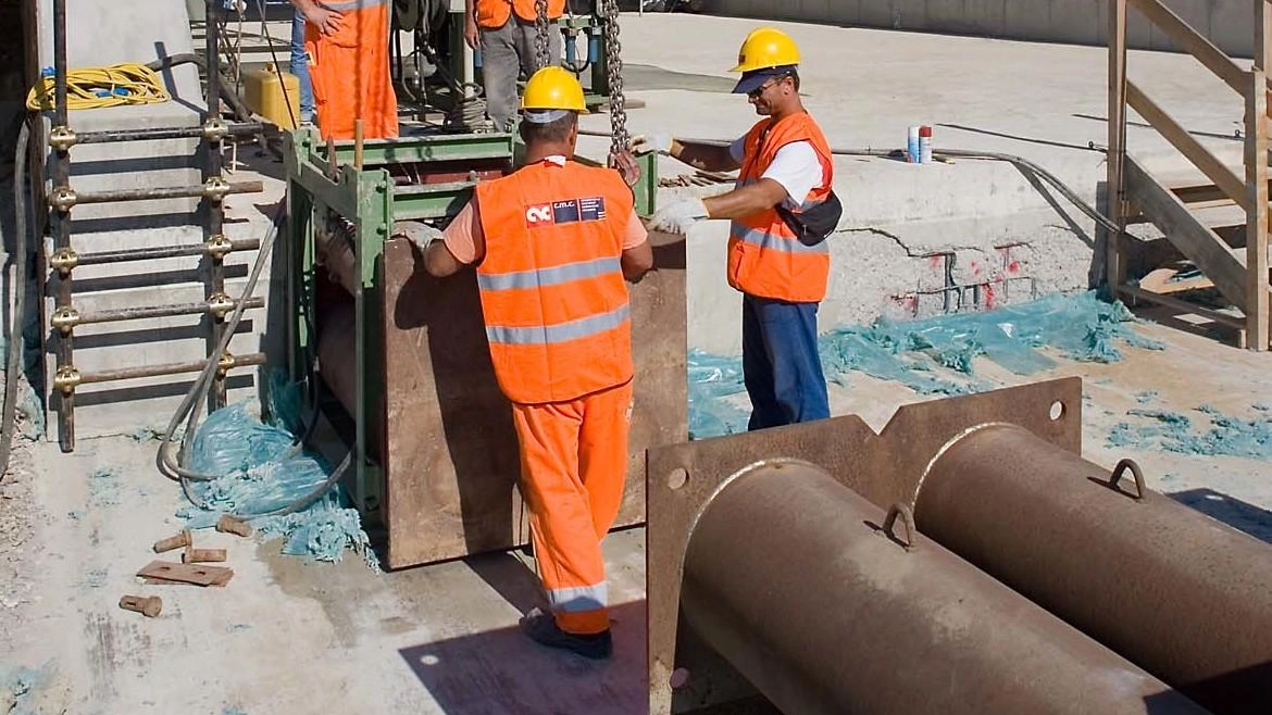 Un cantiere della Cmc per un sottopasso nell’Adriatica (Foto Zani)