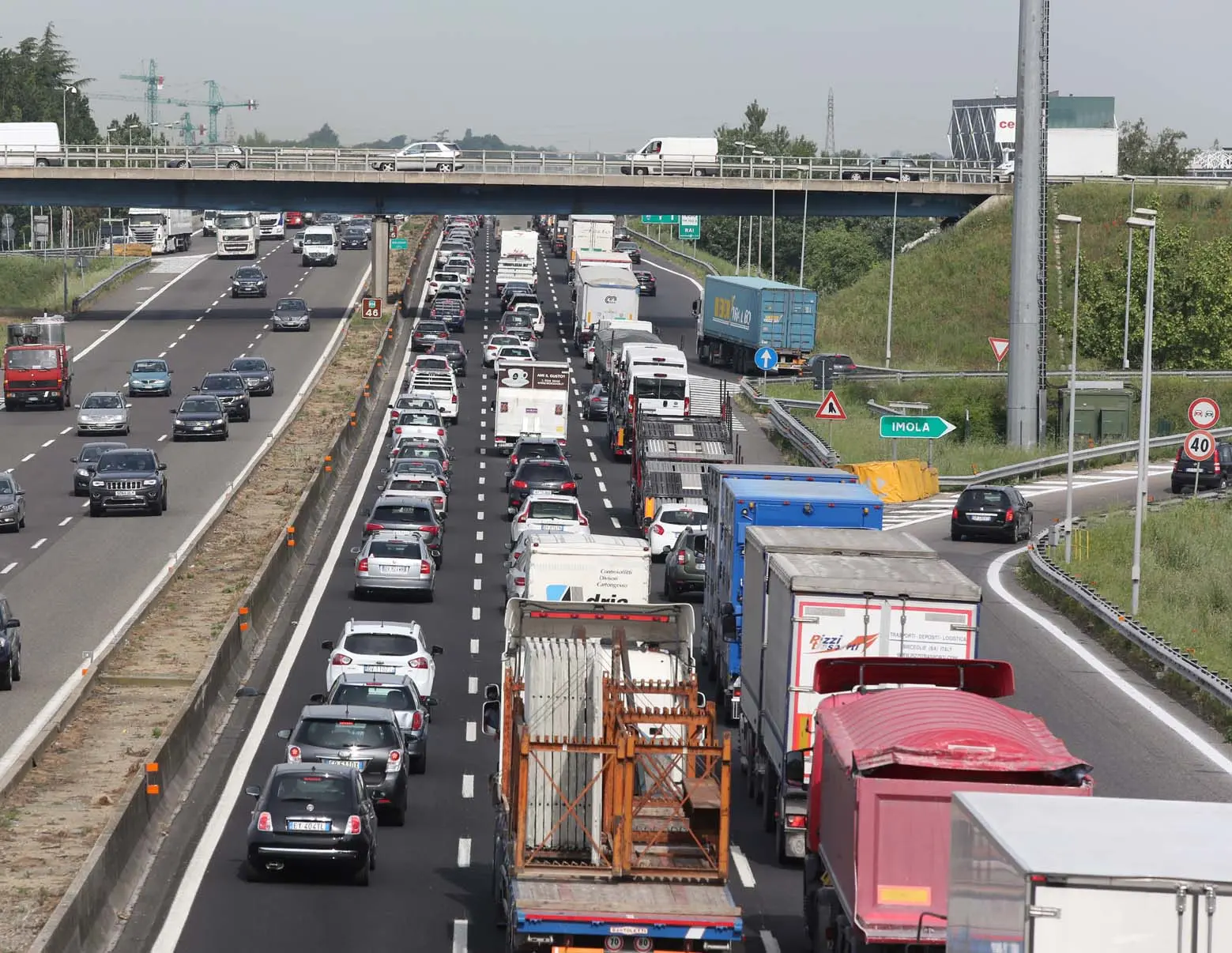 A 14 nel caos a Bologna per la chiusura in ritardo di un cantiere. Le notizie sul traffico di oggi