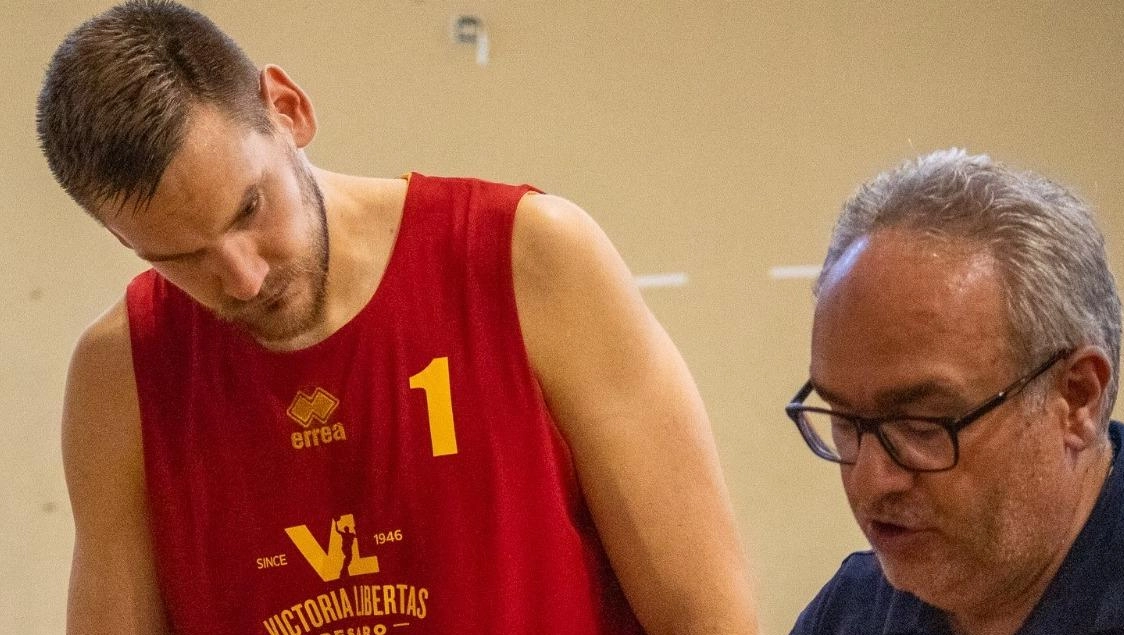 Coach Sacripanti, lavagnetta in mano, istruisce Danilo Petrovic