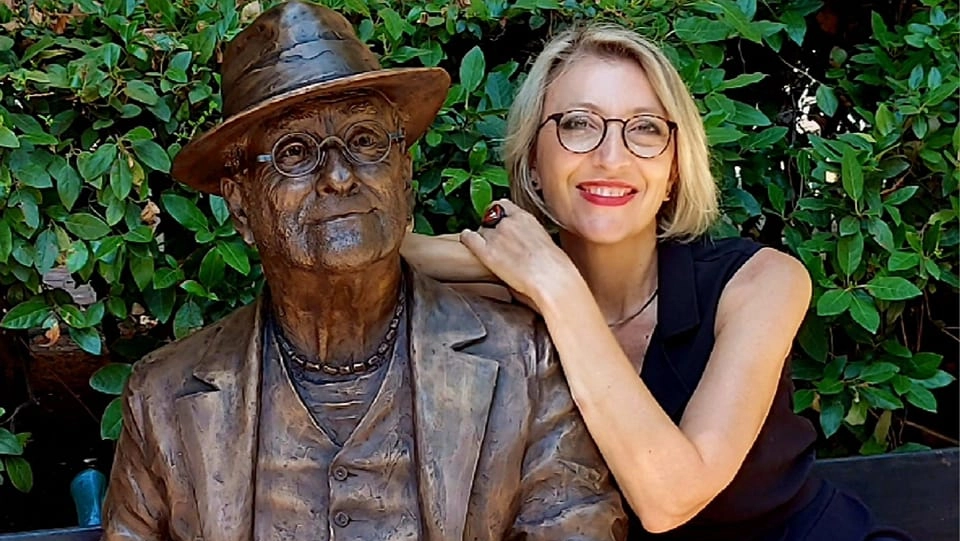 Simona Ragazzi, artista, con la propria scultura di Lucio Dalla