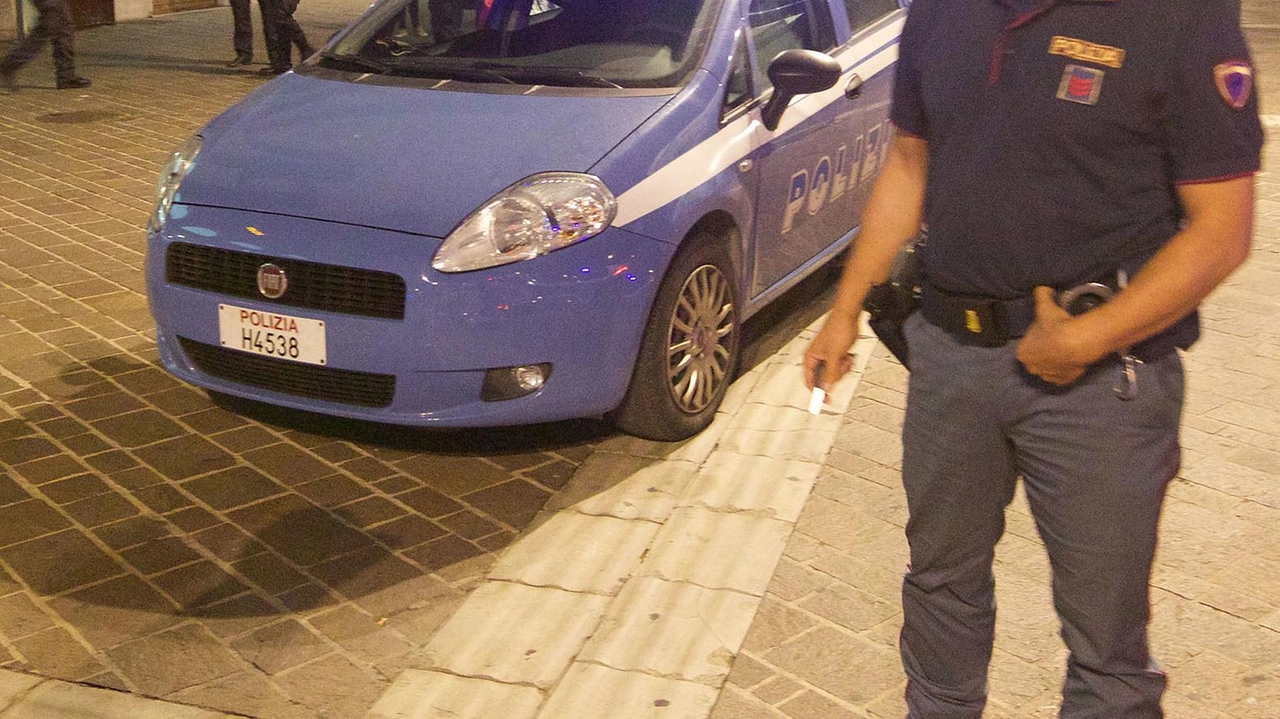 La polizia alla stazione ferroviaria in una foto di repertorio di vecchi controlli in quell’area (foto Fabrizio Zani)