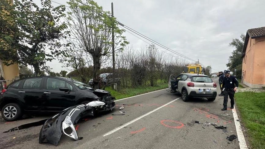 Budrio, scontro fra auto. In ospedale le due conducenti