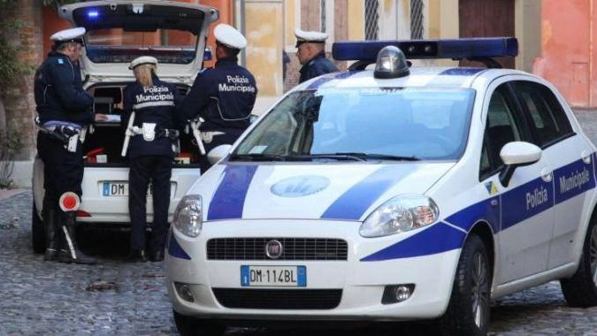 Il ragazzino ha rubato le chiavi dell'auto della madre e ha danneggiato varie vetture in centro: fermato dalla polizia locale di Reggio Emilia