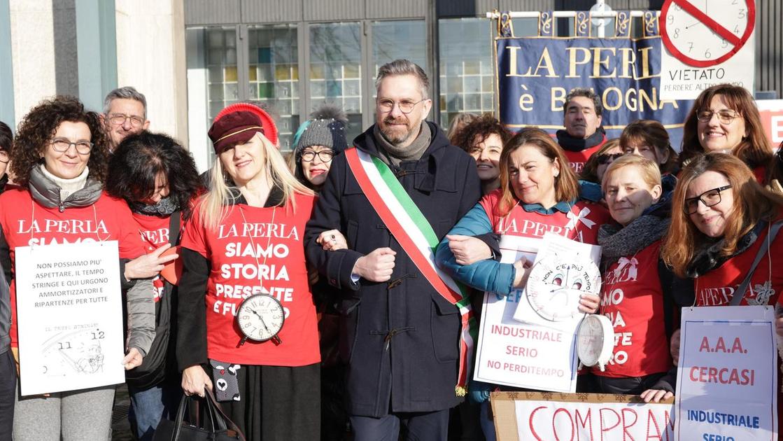 La lotta delle ’perline’. Sos cassa integrazione. Al sit in c’è pure Conte: "La premier venga qui"