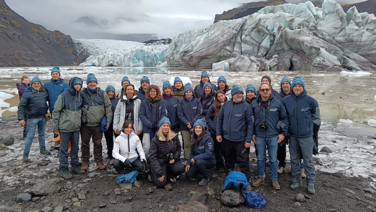 Il gruppo di geologi delle Marche che ha intrapreso il viaggio in Islanda con lo scopo di osservare gli effetti del cambiamento climatico