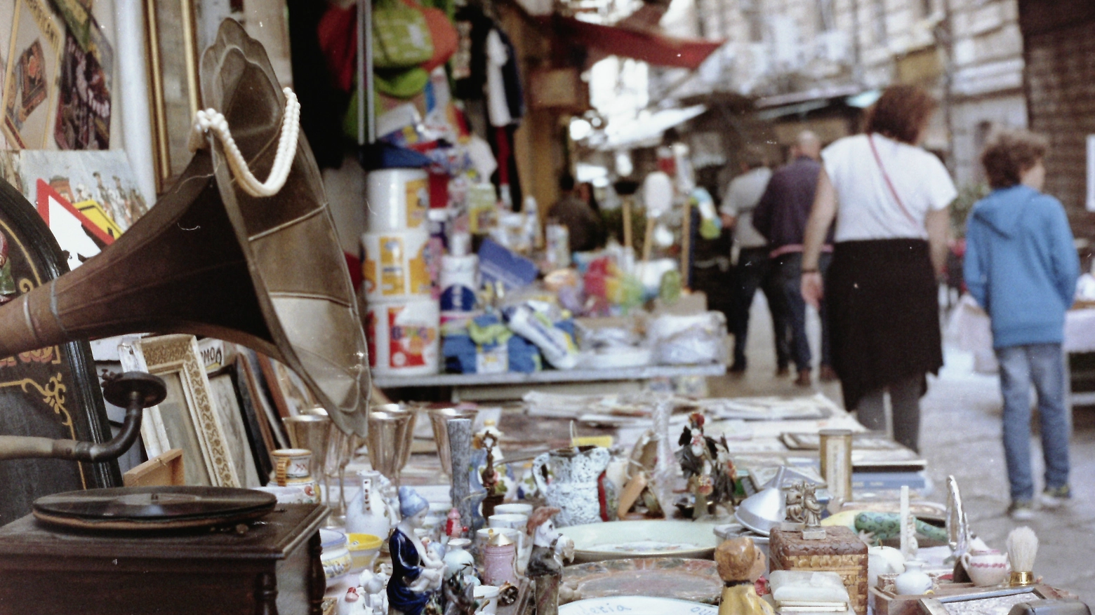 In via San Giuseppe si tiene un mercato in cui artigiani e artisti vendono le proprie opere ed oggetti