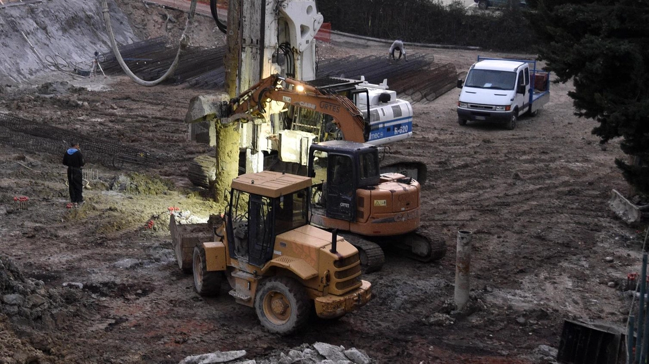 Il maxi cantiere per la ricostruzione degli otto palazzi demoliti nel quartiere Pace a Macerata: in provincia il valore degli appalti tocca gli 878 milioni di euro (foto Calavita)