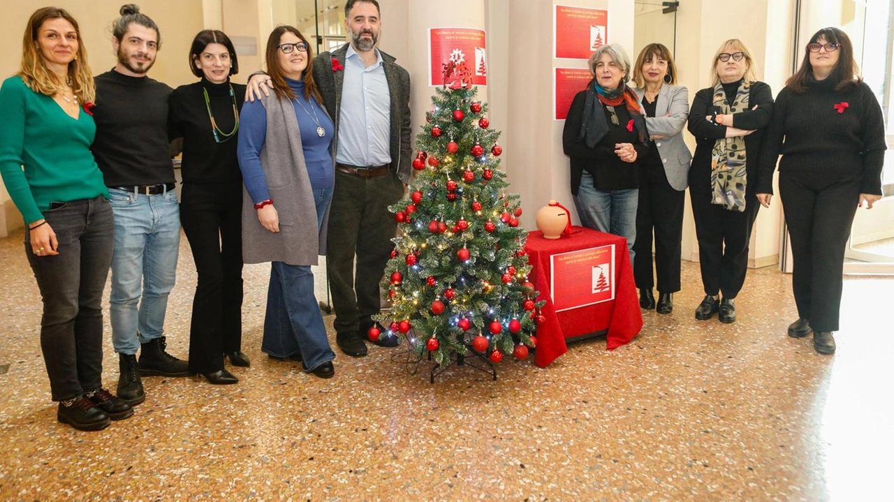 L’accensione dell’albero di Natale ’solidale’, ieri mattina in Procura: si potranno donare fondi per la Casa delle donne per non subire violenza