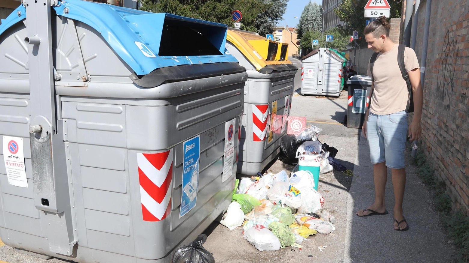 Rifiuti abbandonati. Una giornata tipo:  vicino ai cassonetti tanti sacchetti e topi