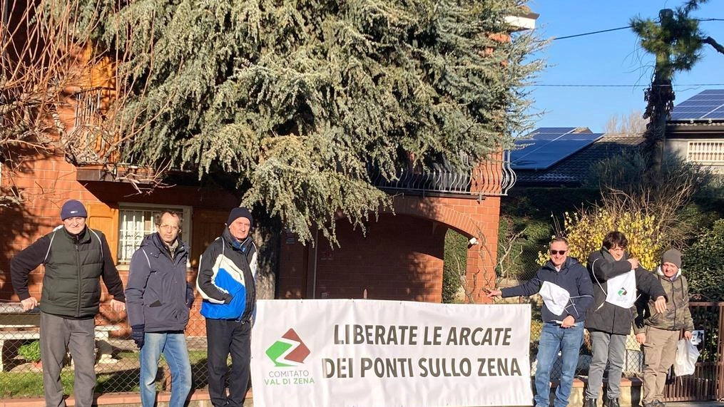 Il comitato degli alluvionati della Val di Zena durante una manifestazione: Botteghino di Zocca e Farneto sono stati devastati dalla piena del torrente