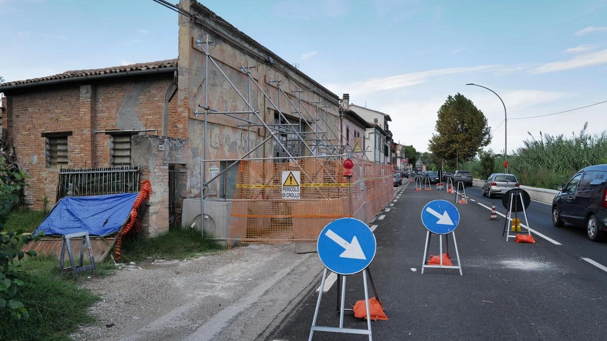 Ci sono già stati due crolli, da metà luglio la strada è a senso unico alternato. All’interno la polizia locale ha pure rinvenuto sigarette di contrabbando.