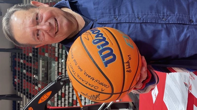 Graziano Sassi, 71 anni, si è innamorato del gioco del basket