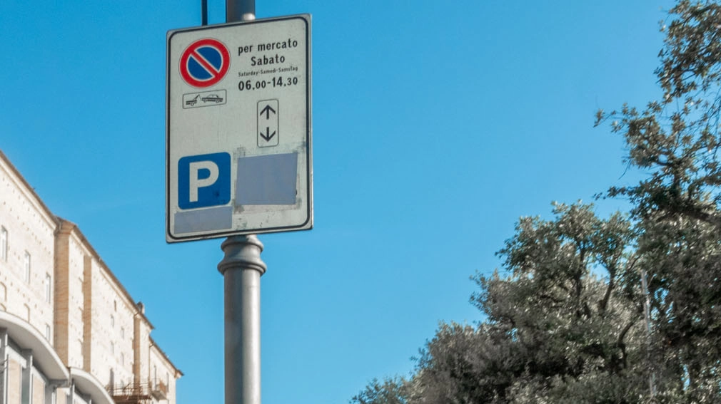 Il cartello di pagamento è stato coperto alla presenza del sindaco che ha voluto lasciare gratis 500 parcheggi (Foto Zeppilli)