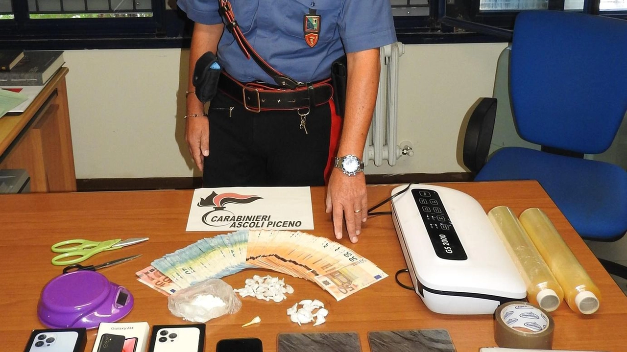 Droga, contanti e materiale per lo spaccio sequestrati dai carabinieri