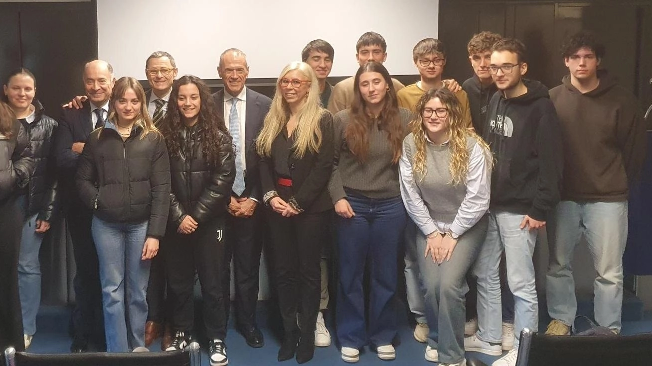 Ragazzi a lezione da Carlo Cottarelli