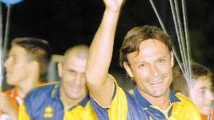 Totò Schillaci festeggia tra alcuni compagni di squadra nello stadio Mapiana