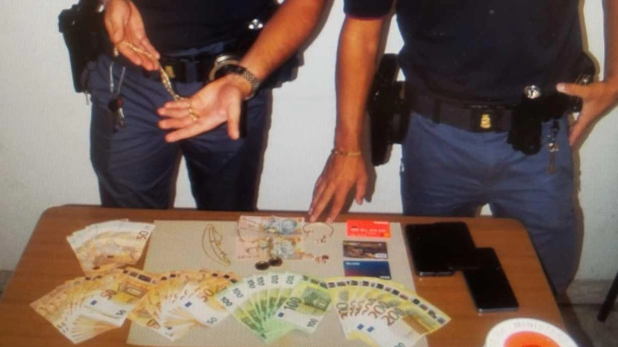 Furto con abbraccio: due arresti. Vittima un anziano, bottino restituito