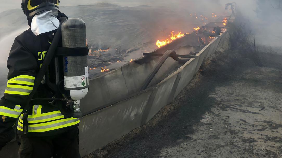 Incendio divampa vicino al cimitero, i vigili del fuoco evitano il peggio