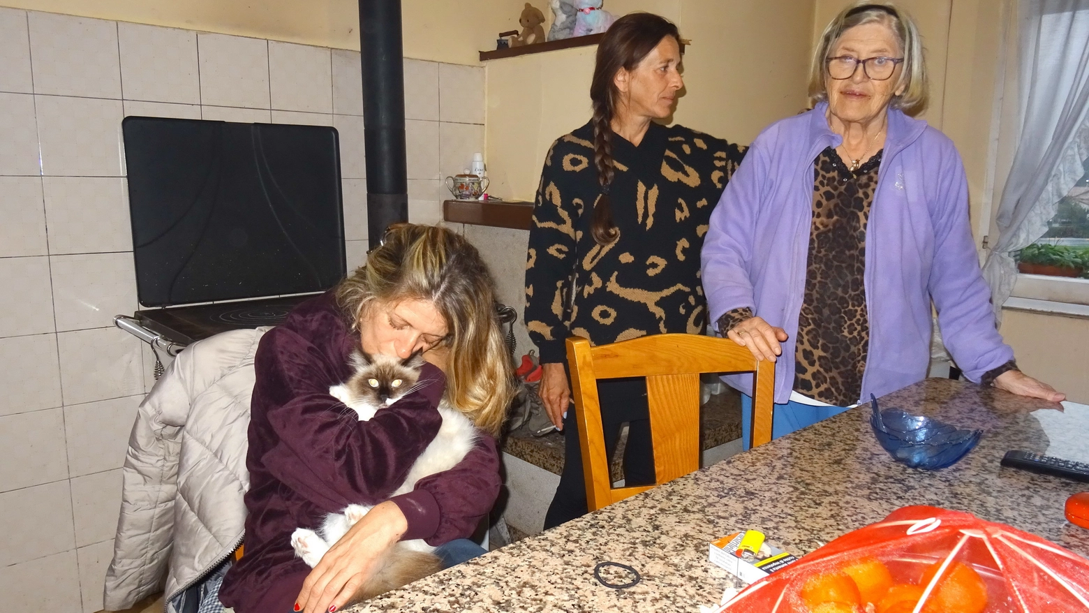 La madre Federica Pambianchi, con zia Laura e nonna Osvalda. E Ali, l’amato gatto di Riccardo