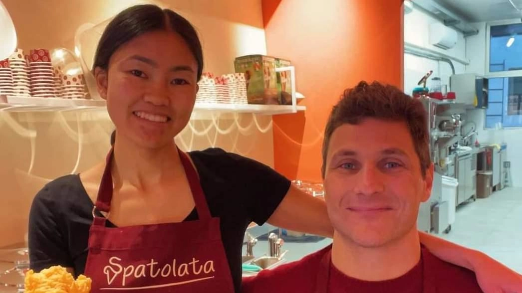 Da una spiaggia californiana a via Panciroli, la gelateria celebra il traguardo e lancia l’appello. L’ex nuotatore olimpionico Bonacini e la moglie promuovono l’inclusione: cinque ragazzi disabili al lavoro .