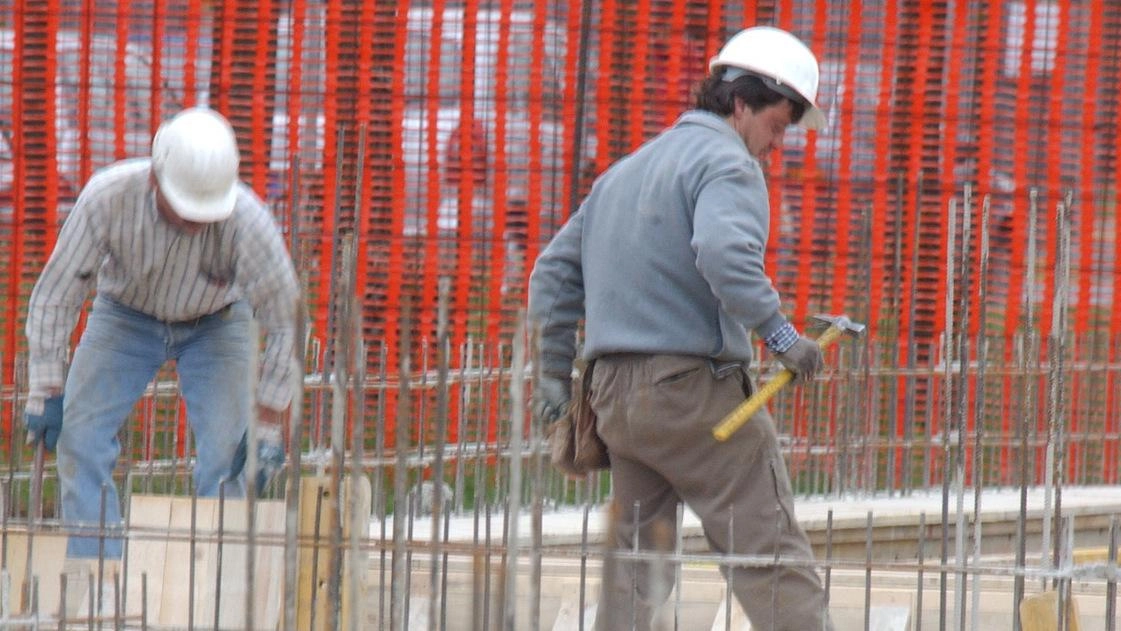 Il rapporto Ispra sul consumo di suolo nelle Marche evidenzia un aumento nell'entroterra e una forte urbanizzazione costiera, con San Benedetto in testa. Le istituzioni sono chiamate a promuovere la rigenerazione del territorio.