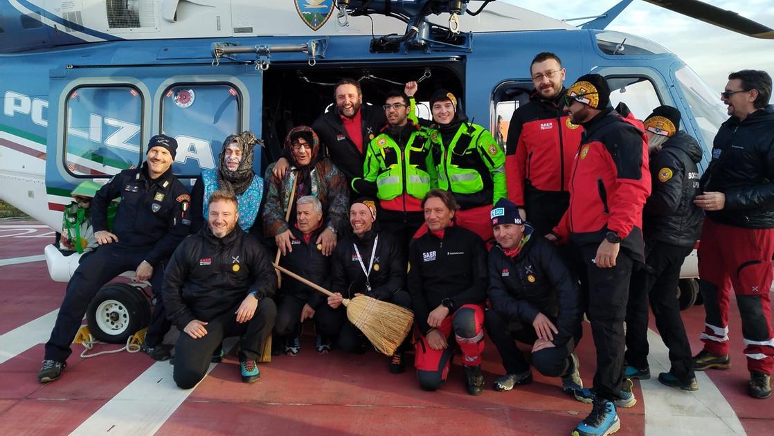 Bimbi in festa al Reparto volo della polizia di Bologna