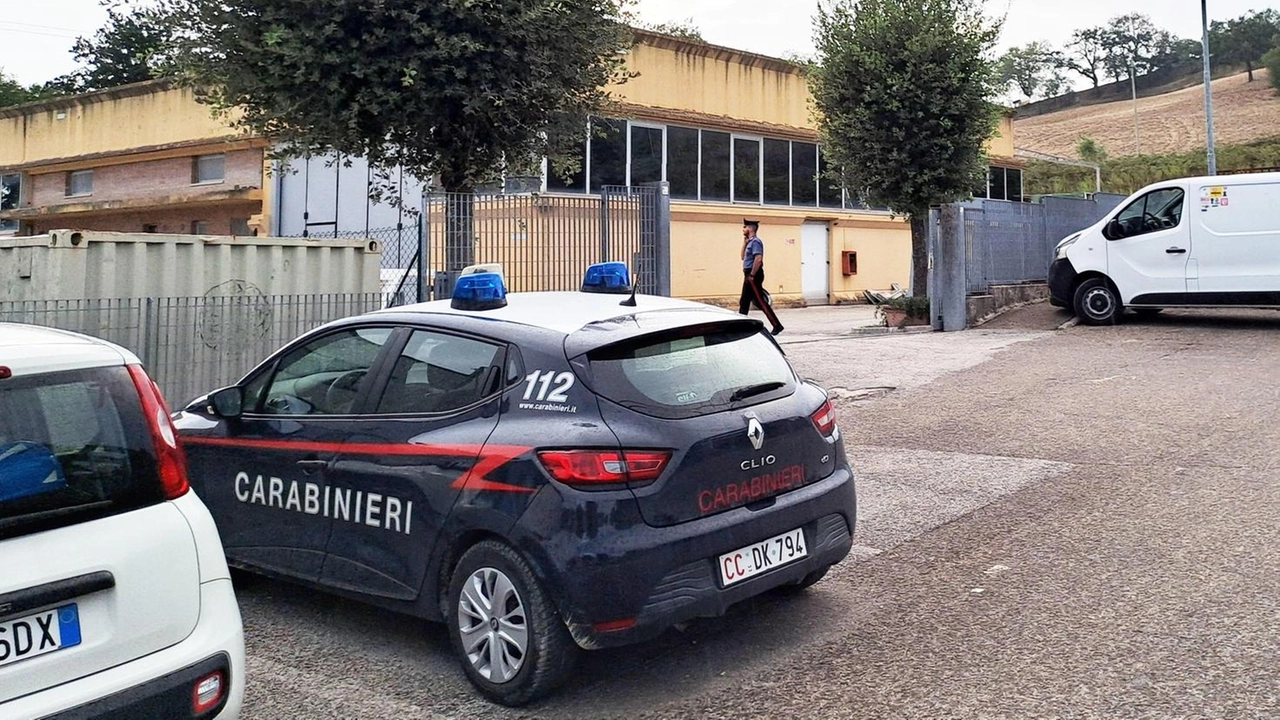 I carabinieri davanti all’azienda