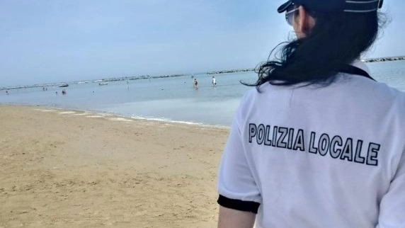 Un’agente della polizia locale sulla spiaggia di Porto Potenza