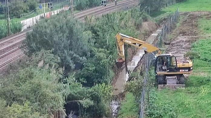 In corso a Porto Recanati lavori di manutenzione per pulire i fossi tra via Del Sole e Scossicci, risolvendo problemi legati alle recenti alluvioni.