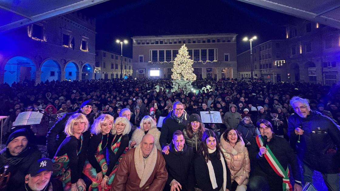 La "Fiesta" con countdown. Tremila in piazza del Popolo. Il 2025 al ritmo della Carrà