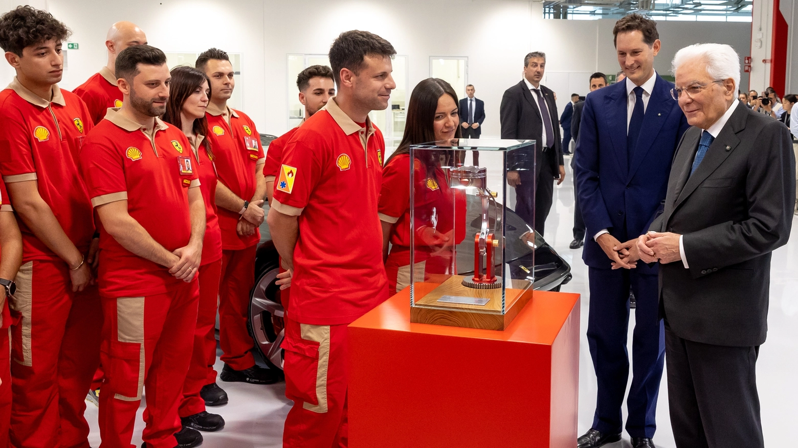 Il Presidente Mattarella ha ricevuto in dono una lampada artigianale realizzata con pezzi di motori di Ferrari (Foto Ferrari)