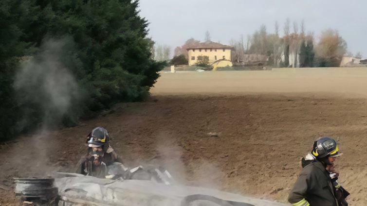 Il rogo a Quattro Castella. Auto in fiamme a Rubiera